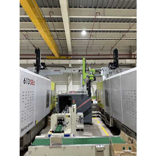 Robot gắp cắt muỗng nhựa và đóng gói tự động