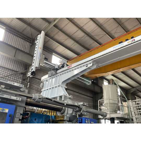Cánh tay Robot siêu to khổng lồ lắp trên máy ép 2050T